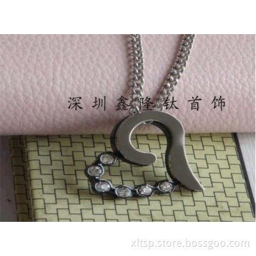 TC41 CZ Stones Black Heart-shape Titanium Pendant For Men